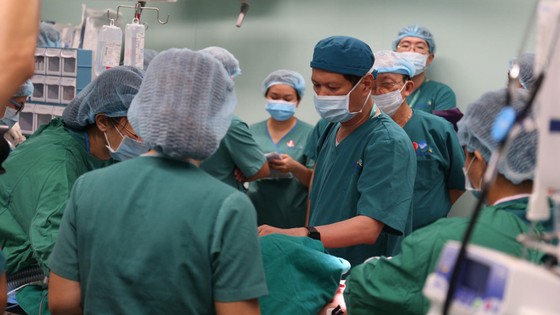 Trúc Nhi - Diệu Nhi được đưa ra khỏi phòng mổ ảnh 14