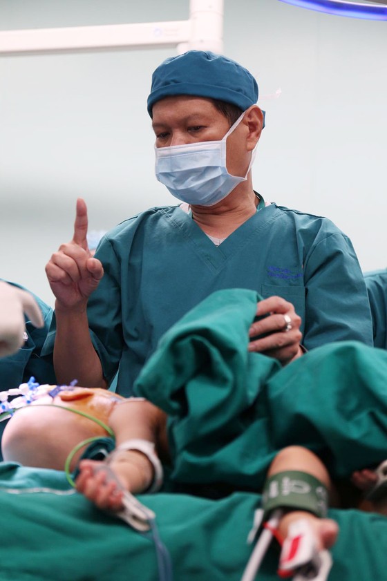 Trúc Nhi - Diệu Nhi được đưa ra khỏi phòng mổ ảnh 18