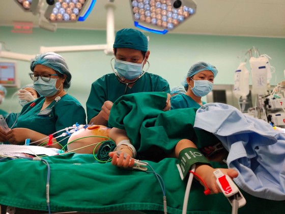 Trúc Nhi - Diệu Nhi được đưa ra khỏi phòng mổ ảnh 20