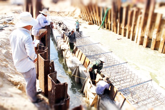 Chạy đua công trình phòng chống bão lũ ảnh 5