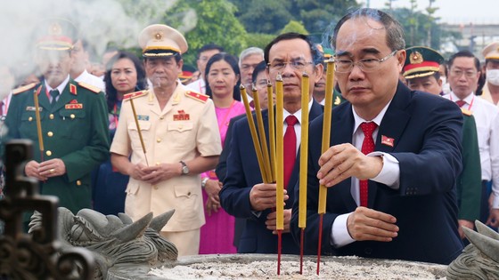Đoàn đại biểu dự Đại hội đại biểu Đảng bộ TPHCM lần thứ XI dâng hương các Anh hùng Liệt sĩ, tưởng nhớ Chủ tịch Hồ Chí Minh ảnh 2