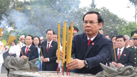 Đoàn đại biểu dự Đại hội đại biểu Đảng bộ TPHCM lần thứ XI dâng hương các Anh hùng Liệt sĩ, tưởng nhớ Chủ tịch Hồ Chí Minh ảnh 3