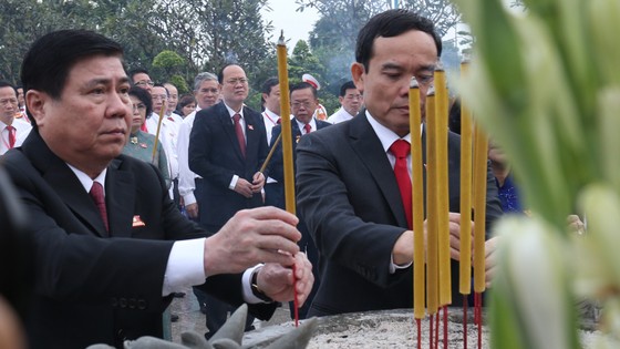 Đoàn đại biểu dự Đại hội đại biểu Đảng bộ TPHCM lần thứ XI dâng hương các Anh hùng Liệt sĩ, tưởng nhớ Chủ tịch Hồ Chí Minh ảnh 4