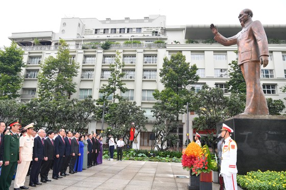 Đoàn đại biểu dự Đại hội đại biểu Đảng bộ TPHCM lần thứ XI dâng hương các Anh hùng Liệt sĩ, tưởng nhớ Chủ tịch Hồ Chí Minh ảnh 6