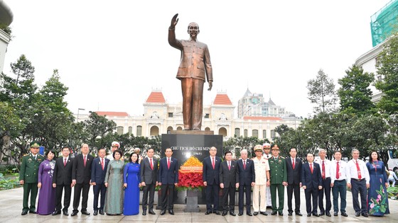 Đoàn đại biểu dự Đại hội đại biểu Đảng bộ TPHCM lần thứ XI dâng hương các Anh hùng Liệt sĩ, tưởng nhớ Chủ tịch Hồ Chí Minh ảnh 7