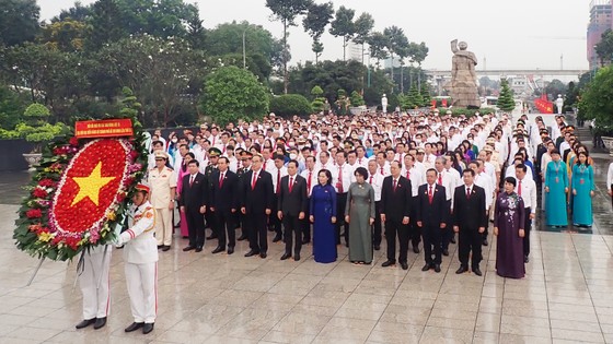 Đoàn đại biểu dự Đại hội đại biểu Đảng bộ TPHCM lần thứ XI dâng hương các Anh hùng Liệt sĩ, tưởng nhớ Chủ tịch Hồ Chí Minh ảnh 1