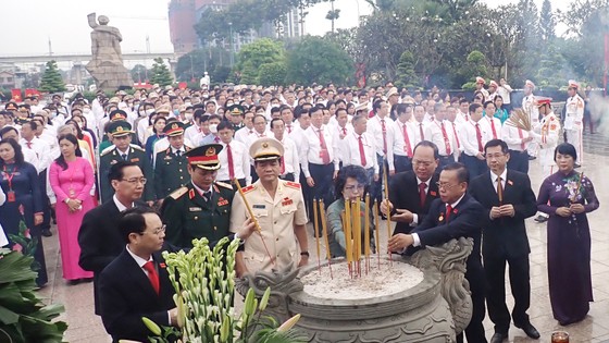 Đoàn đại biểu dự Đại hội đại biểu Đảng bộ TPHCM lần thứ XI dâng hương các Anh hùng Liệt sĩ, tưởng nhớ Chủ tịch Hồ Chí Minh ảnh 5