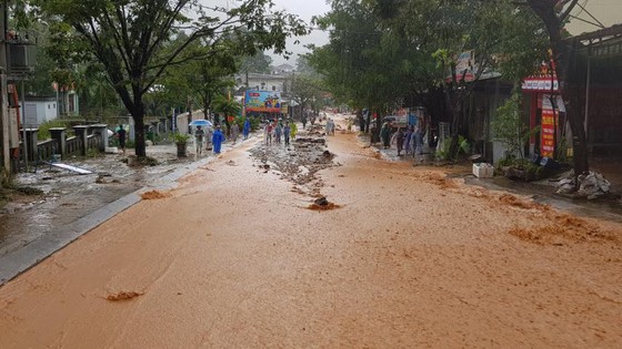 Bão số 9 càn quét các tỉnh miền Trung, hàng trăm nhà dân tốc mái ảnh 1