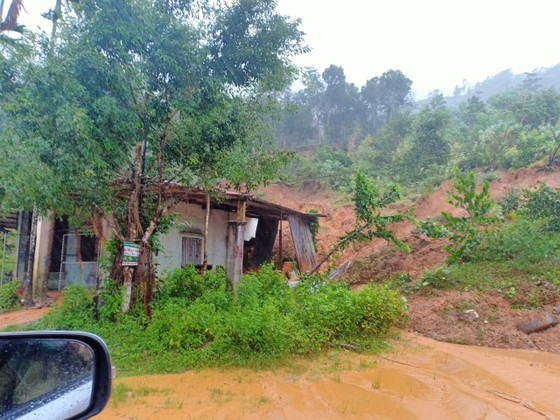 Bão số 9 càn quét các tỉnh miền Trung, hàng trăm nhà dân tốc mái ảnh 23