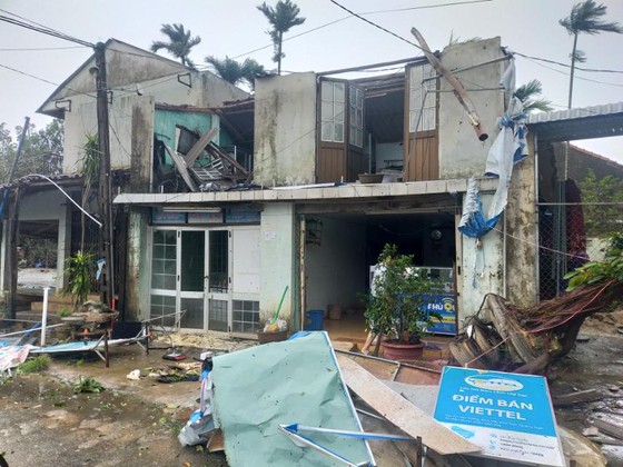 Bão số 9 càn quét các tỉnh miền Trung, hàng trăm nhà dân tốc mái ảnh 2