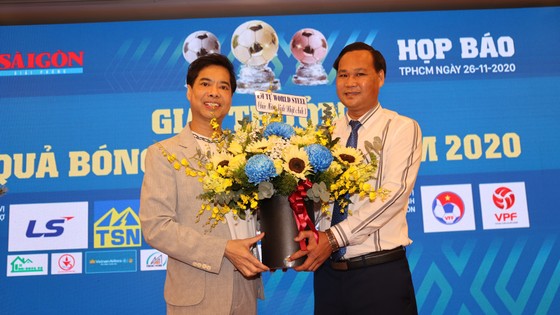 Nghệ sĩ và tình yêu với Quả bóng vàng Việt Nam ảnh 3
