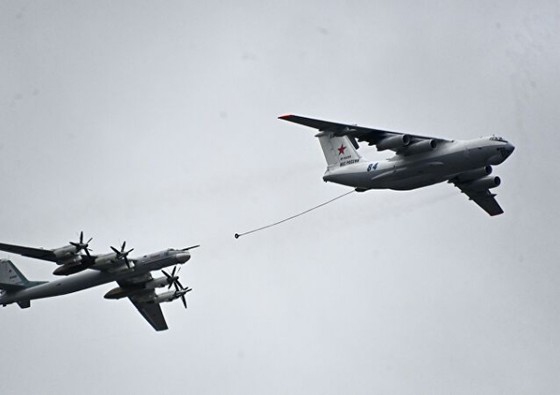 Màn tiếp nhiên liệu trên không của máy bay máy bay tiếp dầu trên không IL-78 và ném bom hạng nặng Tupolev Tu-95. Ảnh: Sputnik.