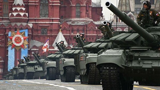 T-90 được xếp vào top 5 loại xe tăng mạnh nhất thế giới. T-90 được chế tạo từ cuối những năm 1980, trên cơ sở kế thừa các ưu điểm của hai dòng tăng nổi tiếng T-72 và T-80. Được trang bị một pháo chính 2A46 125 mm, T-90 có thể tiêu diệt kẻ thù bằng nhiều loại đạn khác nhau. Ảnh: Sputnik