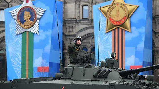 Xe tăng T-14 Armata của Nga tại Quảng trường Đỏ. Siêu tăng này do công ty cơ khí Uralvagonzavod của Nga chế tạo, được trang bị pháo nòng trơn 2A82-1M cỡ 125 mm, gồm các radar và hệ thống phòng thủ, có khả năng phát hiện và tiêu diệt các tên lửa dẫn đường, súng chống tăng. Ảnh: Sputnik.