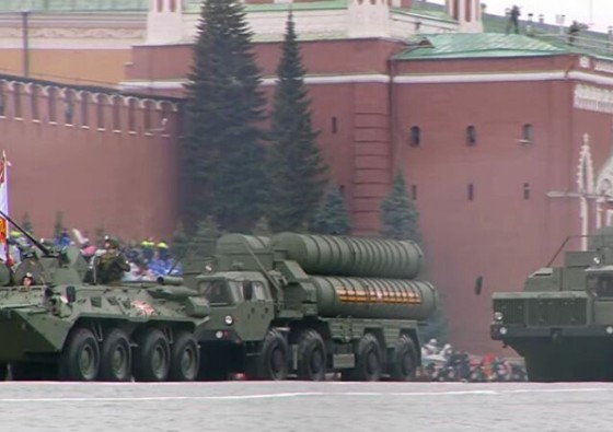 Hệ thống phòng không S-400. S-400 là hệ thống phòng không di động tiên tiến nhất trong kho vũ khí của Nga, có thể bắn hạ mọi thứ, từ máy bay, máy bay không người lái cho đến tên lửa hành trình và đạn đạo. Ảnh: Sputnik.