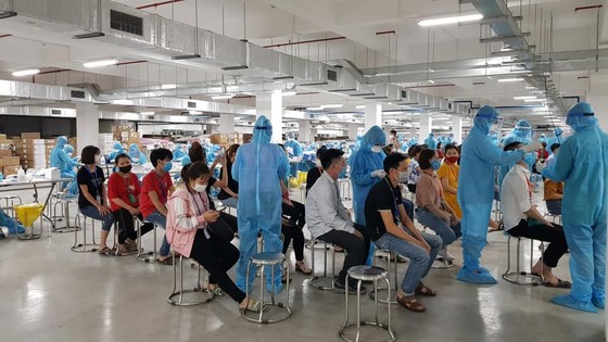 186 người nhiễm Covid-19 trong ngày chủ nhật, 8.000 công nhân Bắc Giang thành F1 ảnh 1