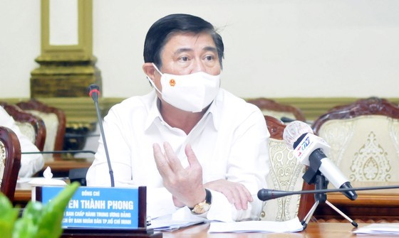 TPHCM yêu cầu giãn cách mua sắm ở trung tâm thương mại, chợ, điều chỉnh giờ làm của công nhân ảnh 1