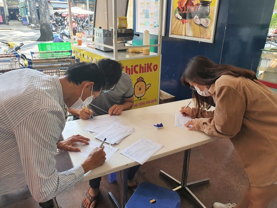 Siêu thị vắng vẻ, thịt cá, mì gói ê hề sau 1 ngày khách TPHCM chen mua ảnh 1