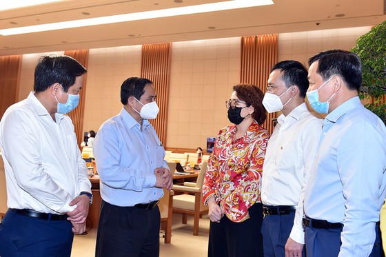 Thủ tướng họp với các doanh nghiệp, tìm giải pháp gỡ khó sau đại dịch Covid-19 ảnh 1