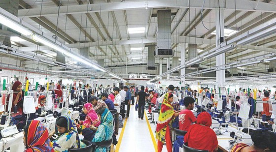 Lao động ngành công nghiệp thời trang bị lãng quên vì đại dịch Covid-19: Chúng tôi quả thật trắng tay rồi - Ảnh 1. Lao động ngành công nghiệp thời trang bị lãng quên vì đại dịch Covid-19: Chúng tôi quả thật trắng tay rồi - Ảnh 1.