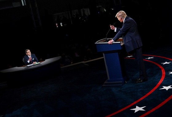 Đổi luật cuộc tranh luận, ông Trump chỉ trích cuộc chiến “hai chọi một” - Ảnh 1. Đổi luật cuộc tranh luận, ông Trump chỉ trích cuộc chiến “hai chọi một” - Ảnh 1.