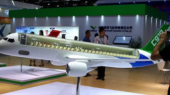 Mô hình máy bay chở khách C919 của Công ty máy bay thương mại Trung Quốc tại triển lãm hàng không 2017 ở Bắc Kinh. Ảnh: Reuters. 