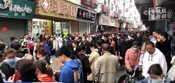 Chuyện ngược đời ở xưởng may thế giới Quảng Châu: Các boss xếp hàng dài chào mời mức lương cao, công nhân vẫn chẳng buồn quẹo lựa - Ảnh 6. Chuyện ngược đời ở xưởng may thế giới Quảng Châu: Các boss xếp hàng dài chào mời mức lương cao, công nhân vẫn chẳng buồn quẹo lựa - Ảnh 6.