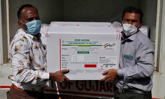 Những thùng vaccine Covid-19 được đưa đến một trung tâm bảo quản vaccine tại Ahmedabad, Ấn Độ - Ảnh: Reuters