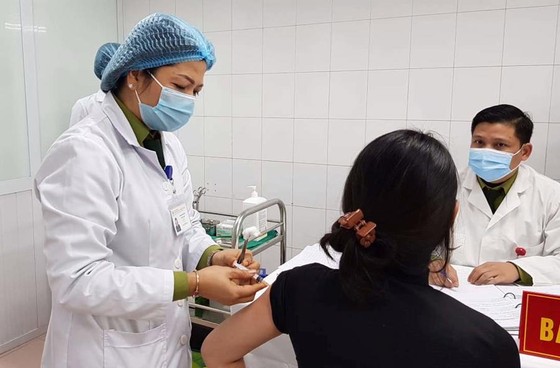 Tiêm vaccine thử nghiệm cho tình nguyện viên tại Việt Nam - Ảnh: VGP
