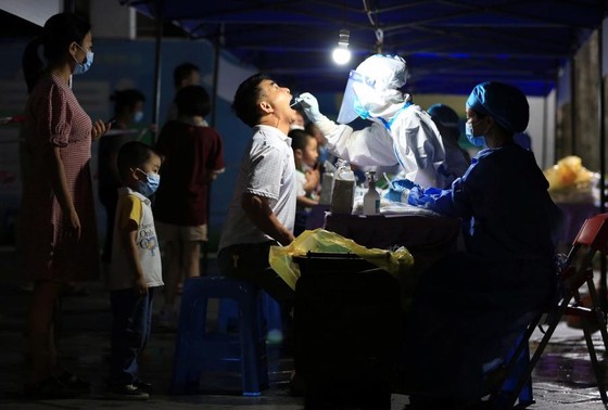 Lấy mẫu xét nghiệm Covid-19 tạiChu Hải, Trung Quốc ngày 8/6 - Ảnh: Reuters