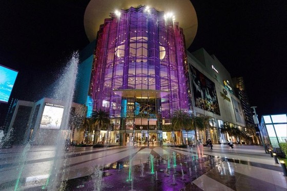 Trung tâm mua sắm Siam Paragon ở Bangkok, Thái Lan hầu như không có khách vào một tối tháng 5 - Ảnh: Bloomberg