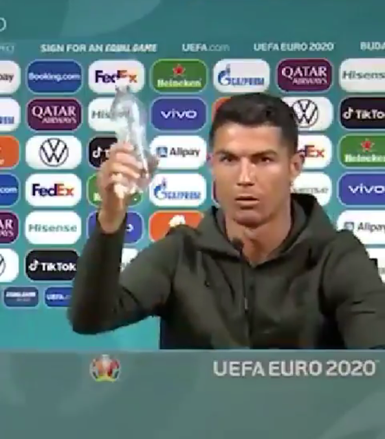Hành động phũ phàng của Ronaldo khiến nhà tài trợ Euro 2020 bốc hơi 93 nghìn tỷ đồng - Ảnh 2. Hành động phũ phàng của Ronaldo khiến nhà tài trợ Euro 2020 bốc hơi 93 nghìn tỷ đồng - Ảnh 2.