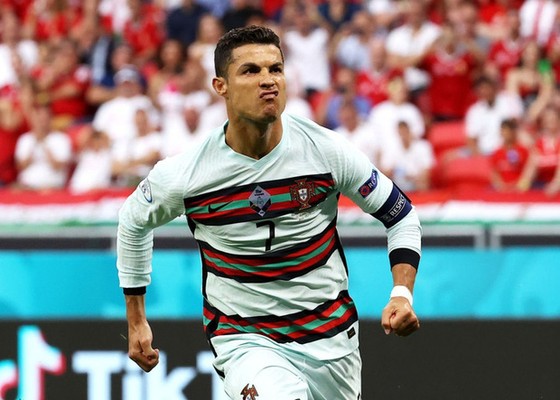 Hành động phũ phàng của Ronaldo khiến nhà tài trợ Euro 2020 bốc hơi 93 nghìn tỷ đồng - Ảnh 3. Hành động phũ phàng của Ronaldo khiến nhà tài trợ Euro 2020 bốc hơi 93 nghìn tỷ đồng - Ảnh 3.