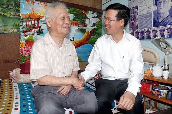 Trưởng ban Tuyên giáo Trung ương Võ Văn Thưởng thăm, chúc tết Nhà xuất bản Trẻ, nhạc sĩ Nguyễn Văn ảnh 1