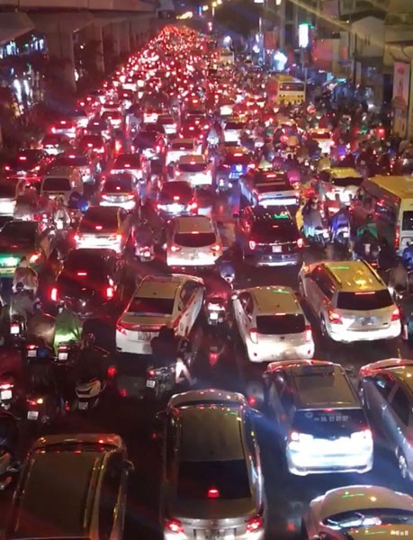 Hà Nội ùn tắc nghiêm trọng do mưa lớn ảnh 1