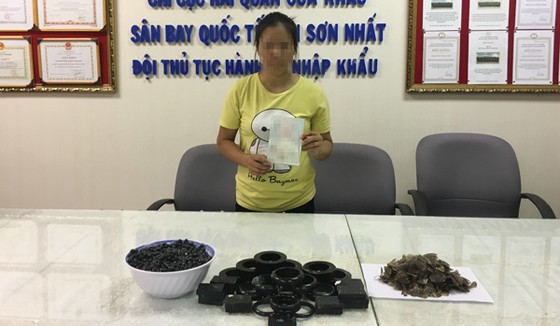Bắt hơn 4kg sản phẩm động vật hoang dã giấu trong bụng cá hồi ảnh 1