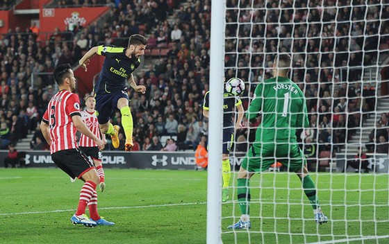 Thắng Southampton, Arsenal qua mặt Man.United ảnh 1