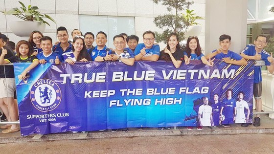 Fan Chelsea Việt Nam được chụp hình cùng Conte ảnh 1