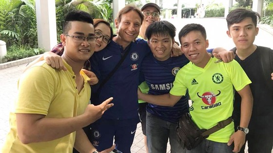 Fan Chelsea Việt Nam được chụp hình cùng Conte ảnh 2