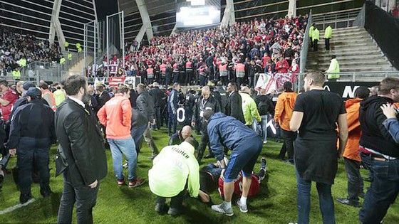 Sập hàng rào khiến hàng chục CĐV bị thương tại Ligue 1 ảnh 1