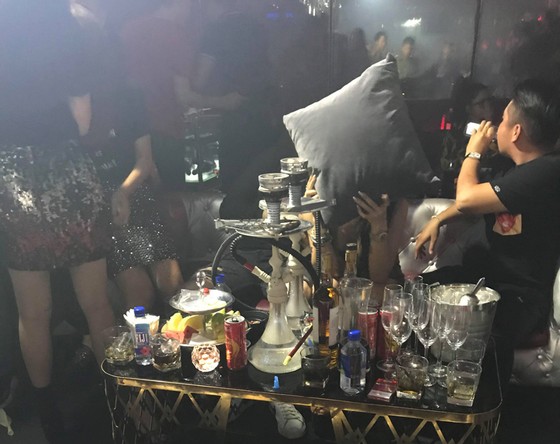 Kiểm tra quán bar, nhiều nam nữ phê bong bóng cười ảnh 1