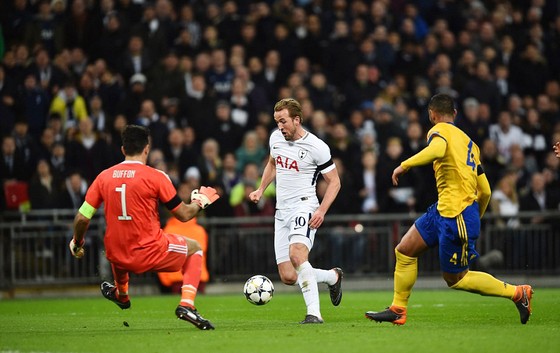 Ngược dòng ngoạn mục, Juventus tiến vào tứ kết Champions League ảnh 1