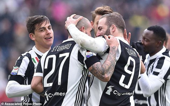Napoli mất ngôi đầu vào tay Juventus ảnh 1