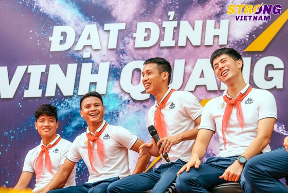 Thủ môn Bùi Tiến Dũng đốn tim các em học sinh bằng câu trả lời không thể tinh tế hơn ảnh 3