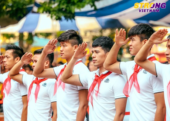 Thủ môn Bùi Tiến Dũng đốn tim các em học sinh bằng câu trả lời không thể tinh tế hơn ảnh 1