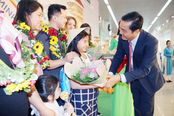 Đón những vị khách quốc tế “xông đất” ngày đầu năm ảnh 1