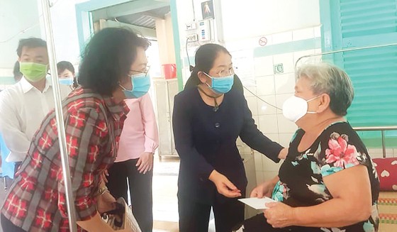 Thăm, tặng quà các trung tâm hỗ trợ xã hội ảnh 1