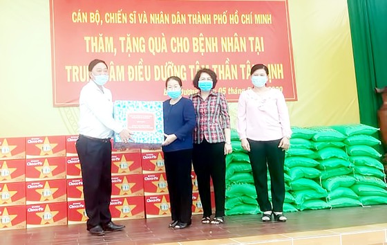 Thăm, tặng quà các trung tâm hỗ trợ xã hội ảnh 2