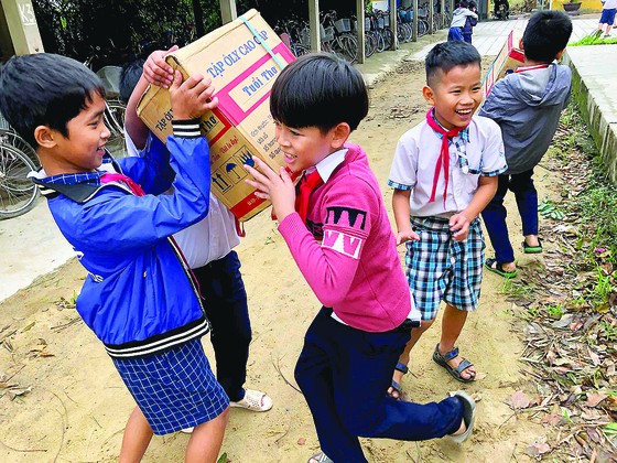 Gập ghềnh đường đến trường ảnh 7