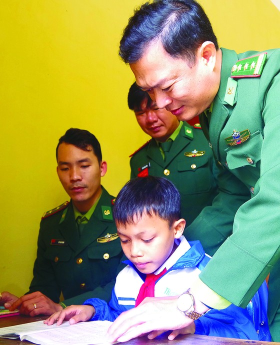 Gập ghềnh đường đến trường ảnh 5